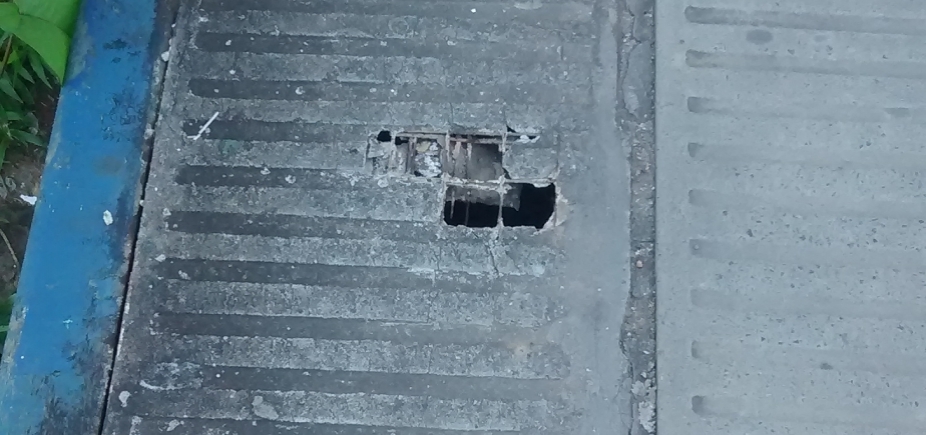 Com buracos e desgastadas, escadas e ponte da Av. ACM põem pedestres em risco 