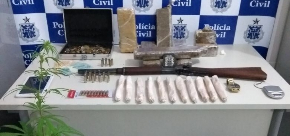 Polícia apreende 11 explosivos e mais de 5 kg de drogas com suspeito de assassinato