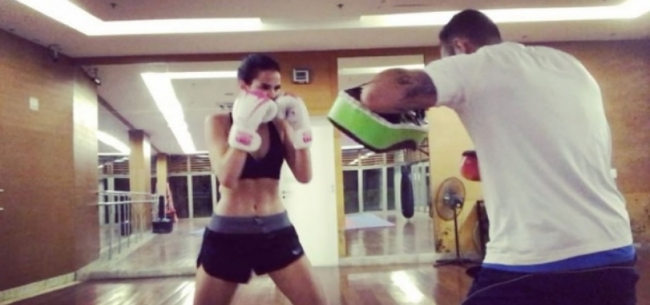 Bruna Marquezine rebola em aula de boxe e fãs piram: \"Maravilhosa\"