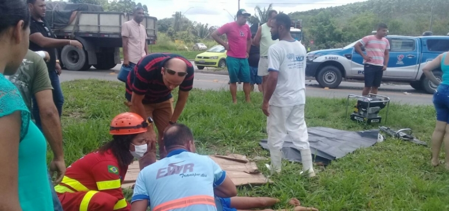 Acidente entre carro e carreta deixa uma pessoa morta e cinco feridas no sul da Bahia