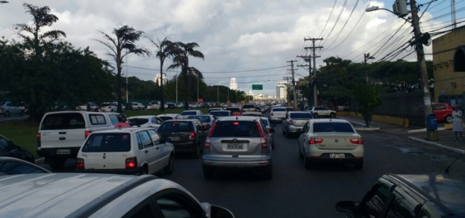 Defeito em sinaleiras causa longo congestionamento na Av. Octávio Mangabeira 