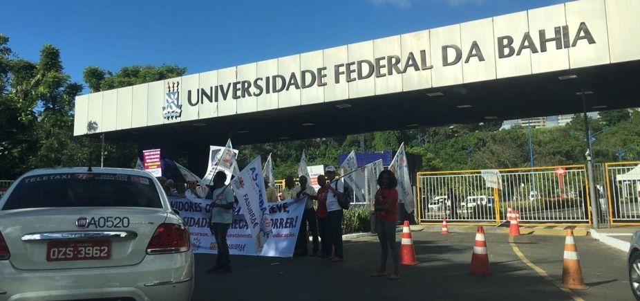Protesto de servidores da Ufba complica trânsito em Ondina