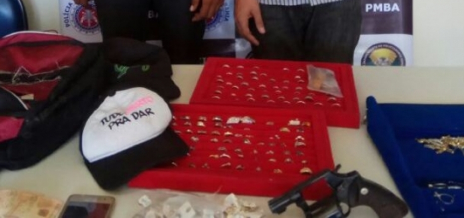 Dupla suspeita de roubar joalheria em Jequié é presa com mais de 400 peças de ouro e prata