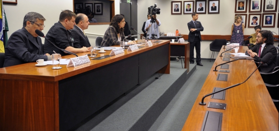\"Imoral é o descaso com o humano\", critica Manno Góes em sessão sobre censura na Câmara dos Deputados
