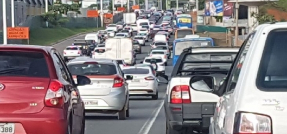 Obra da Embasa causa congestionamento na Orla sentido Itapuã