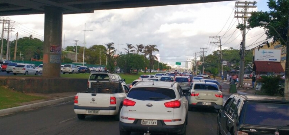 Motociclista atropela pedestre no início da Avenida Tancredo Neves