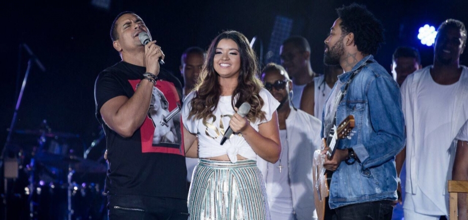 Camilly Victória, filha de Xanddy e Carla Perez, canta com o pai em DVD e emociona; vídeo