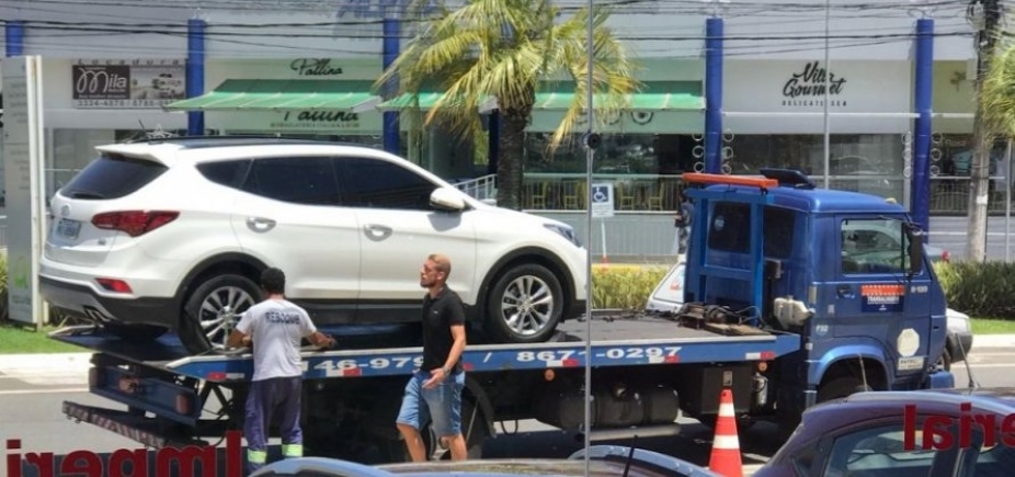 Volante do Vitória tem carro guinchado na Av. Paralela; veja vídeo
