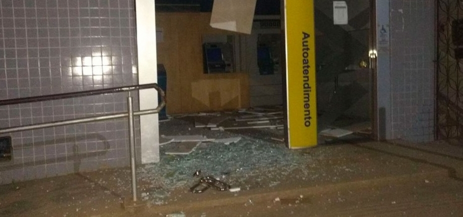 Grupo armado explode agências bancárias e aterroriza moradores de Camamu 