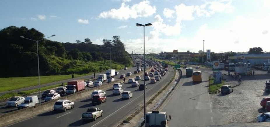 Trânsito continua lento em diversos pontos da cidade por causa do fluxo de veículos
