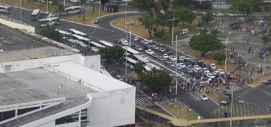 Avenida ACM tem trânsito complicado por protesto contra reforma da Previdência