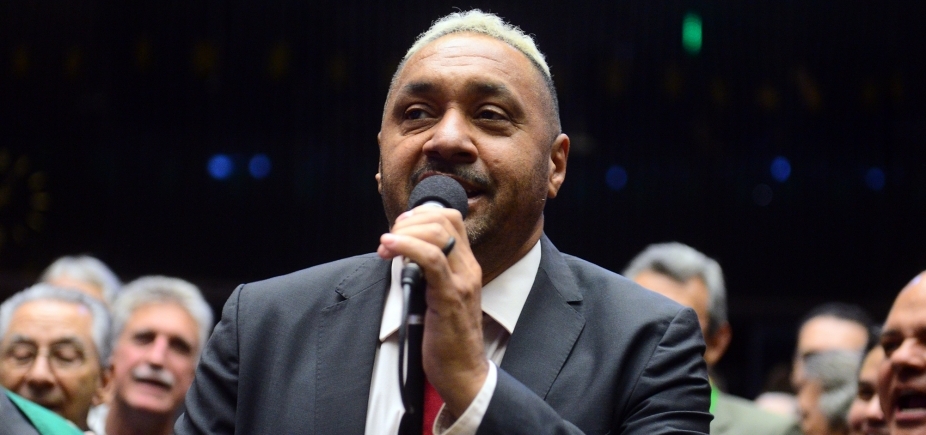 Tiririca anuncia saída da política: ʹTotalmente com vergonhaʹ