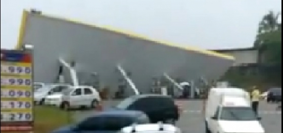 Ventos fortes derrubam cobertura de posto de gasolina em Salvador; veja vídeo