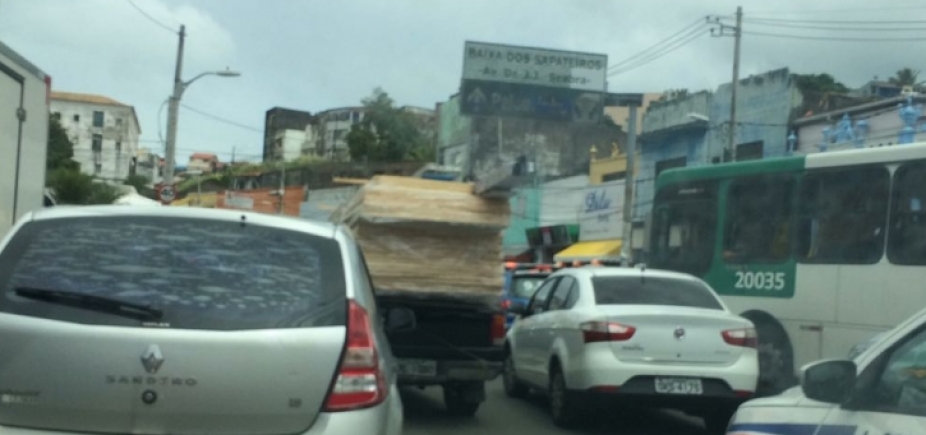 Após cratera, prefeitura realiza asfaltamento na Rua do Jaracatiá; confira o trânsito