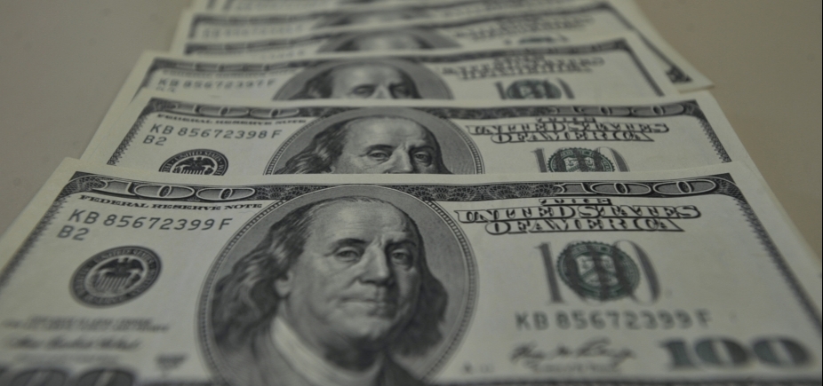 Dólar fecha em R$ 3,3281 e atinge maior nível desde junho