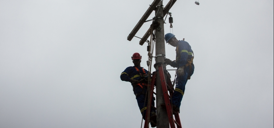 Coelba usa chuva para justificar falta de luz; meteorologia rebate argumento