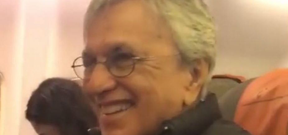 Caetano é surpreendido com coro de ʹLeãozinhoʹ no avião; vídeo