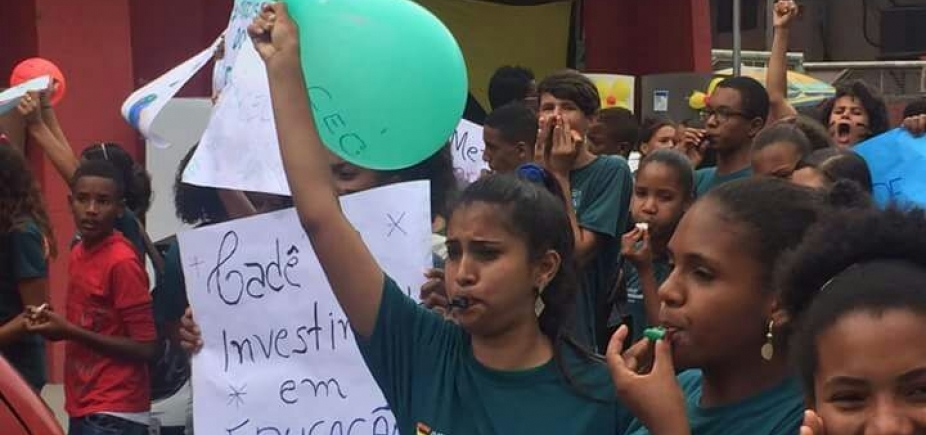 Estudantes protestam contra fechamento de escola em Serrinha após corte do governo federal