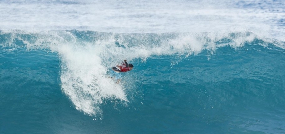 Medina dá show e segue vivo na luta pelo título mundial de surf