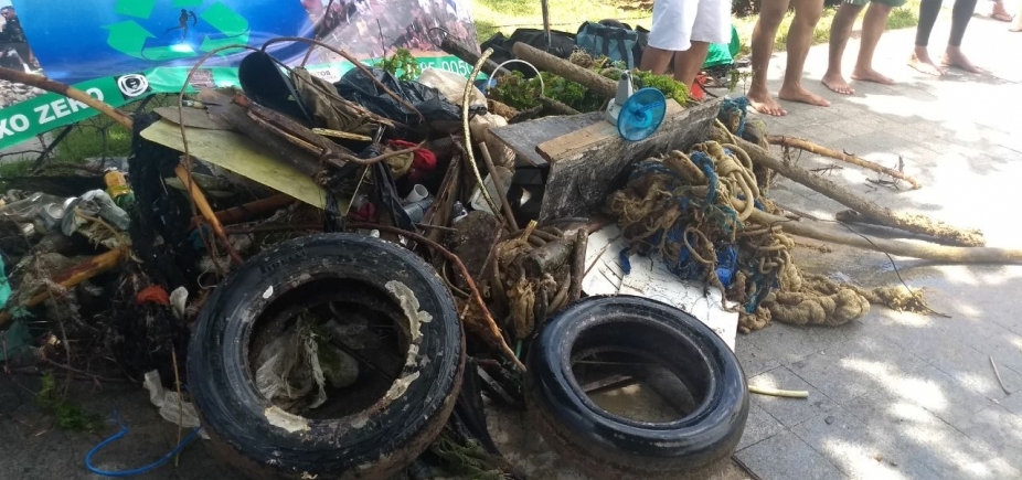 Associação recolhe uma tonelada de lixo submarino no Porto da Barra