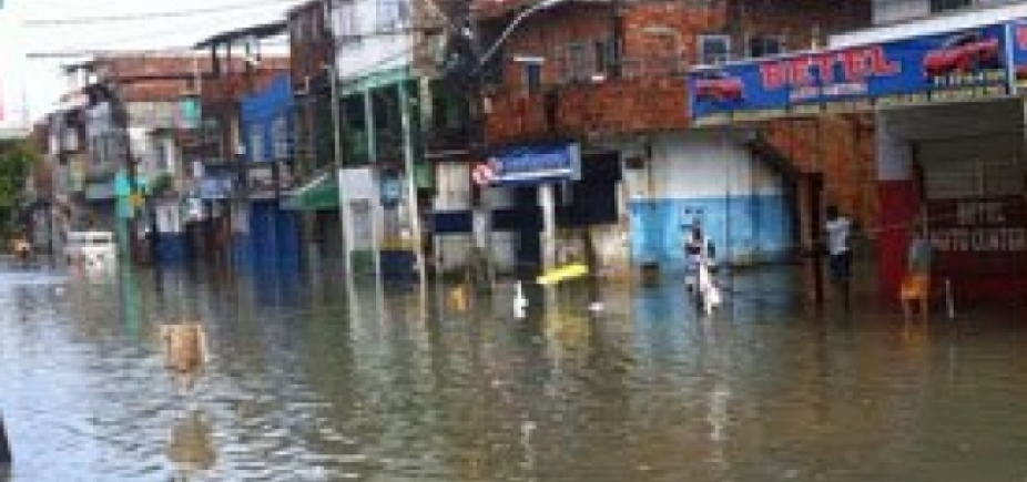 Rua Direta do Uruguai fica alagada após as chuvas