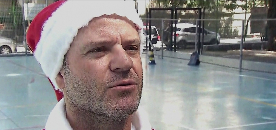 De papai Noel, Barrichello visita crianças da Cracolândia, em São Paulo 