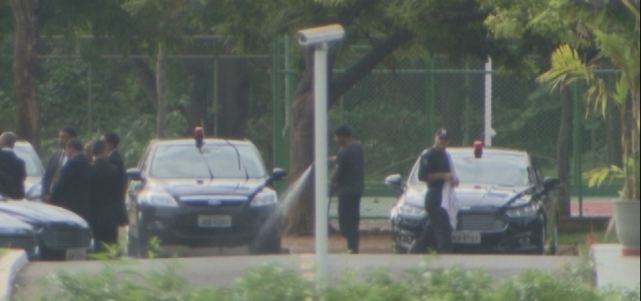 Em meio a crise hídrica no DF, funcionários do Jaburu lavam carros com mangueira