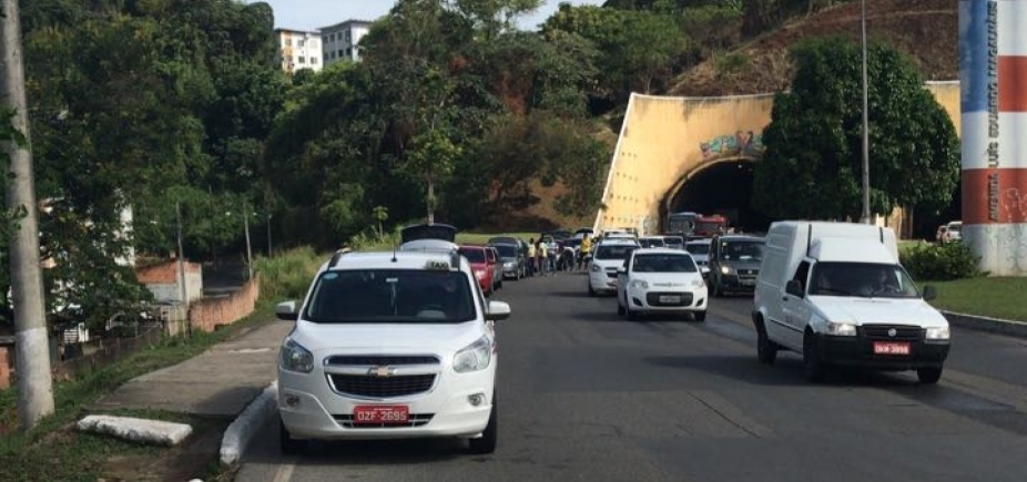 Buraco deixa uma série de carros com pneu furado na Avenida Luís Eduardo Magalhães