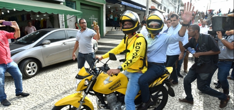 De touquinha, ACM Neto anuncia regulamentação de mototáxi