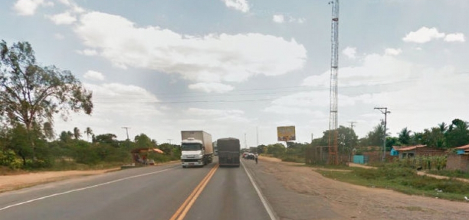 Grupo bloqueia BR-116, em Santo Estêvão, durante protesto nesta terça 