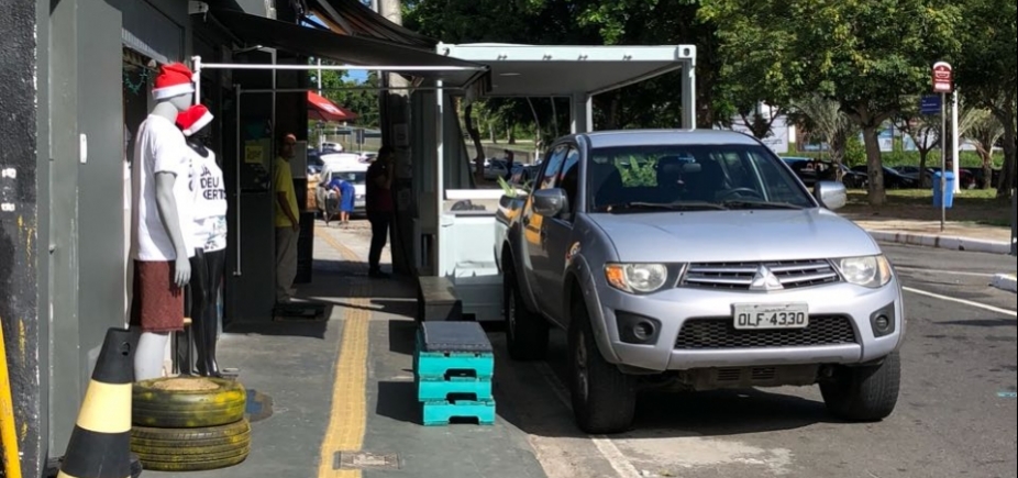 Com aval da Prefeitura, hamburgueria ocupa parte de rua na Pituba e irrita moradores