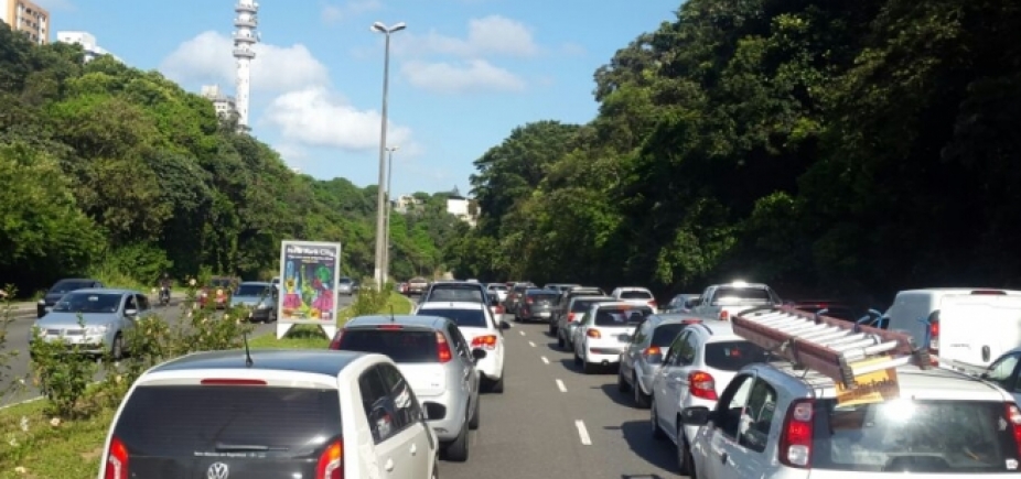 Após acidentes, trânsito volta a fluir na BR-324 e no Canela sentido Federação