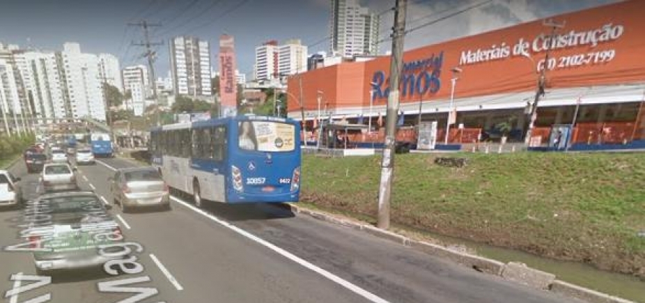 Vítima é socorrida e carro retirado de córrego após capotar na Avenida ACM