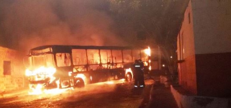 Feira de Santana: Ônibus é incendiado após suspeito morrer em confronto com a polícia