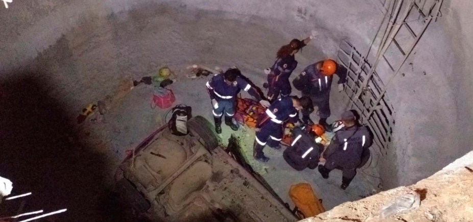 Lauro de Freitas: um morre e dois ficam feridos após carro cair em buraco de obra