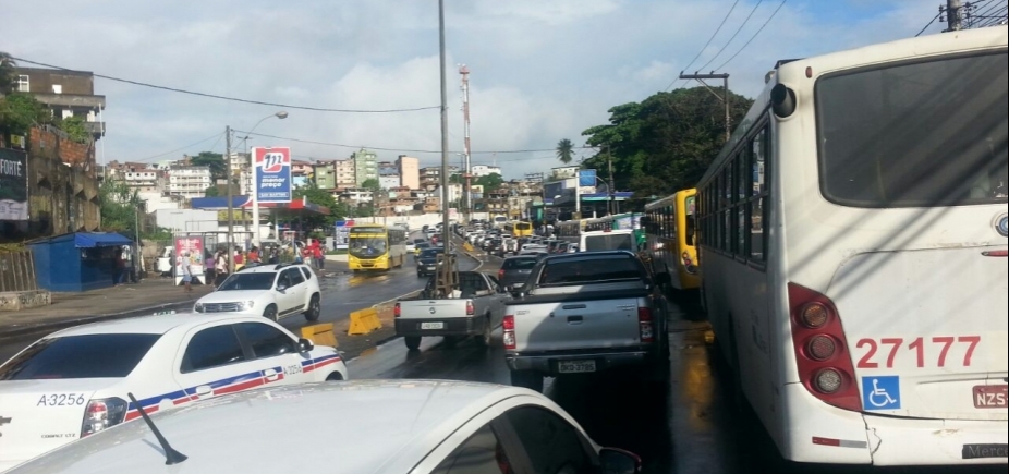 Acidentes causam congestionamento na Rua da Indonésia e na Boca do Rio