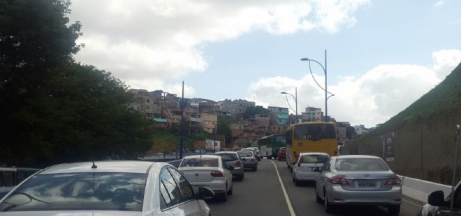 Carro bate em hotel e causa congestionamento na região do Dique do Tororó