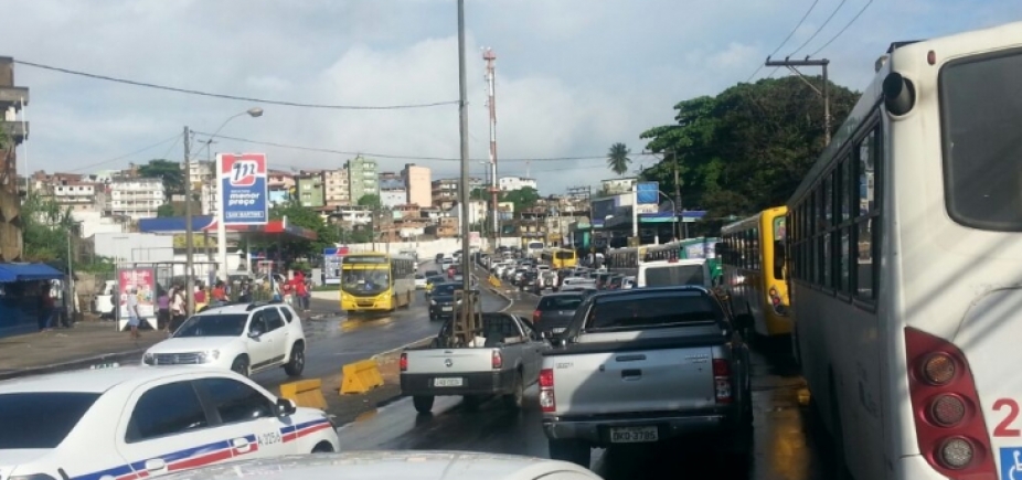 Fila do ferry e movimento na feira de São Joaquim causam retenção na Oscar Pontes 