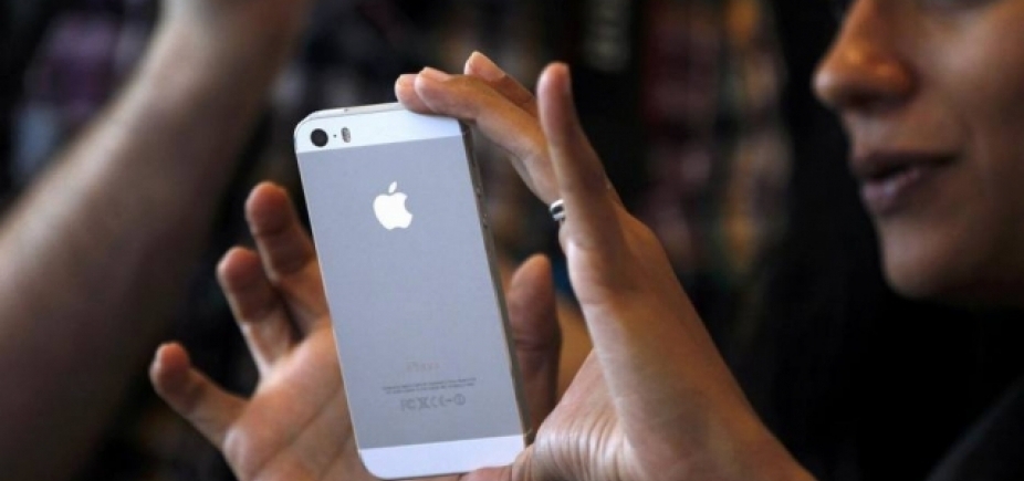 Apple enfrenta Justiça após divulgar que deixa iPhones antigos mais lentos