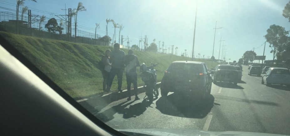 Colisão entre dois veículos deixa trânsito engarrafado na Avenida Paralela
