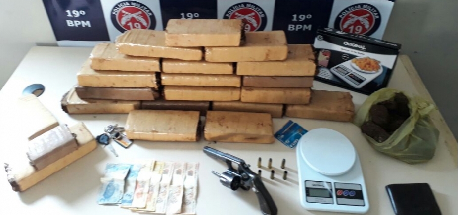Polícia apreende cerca de 21kg de maconha em Jaguaquara
