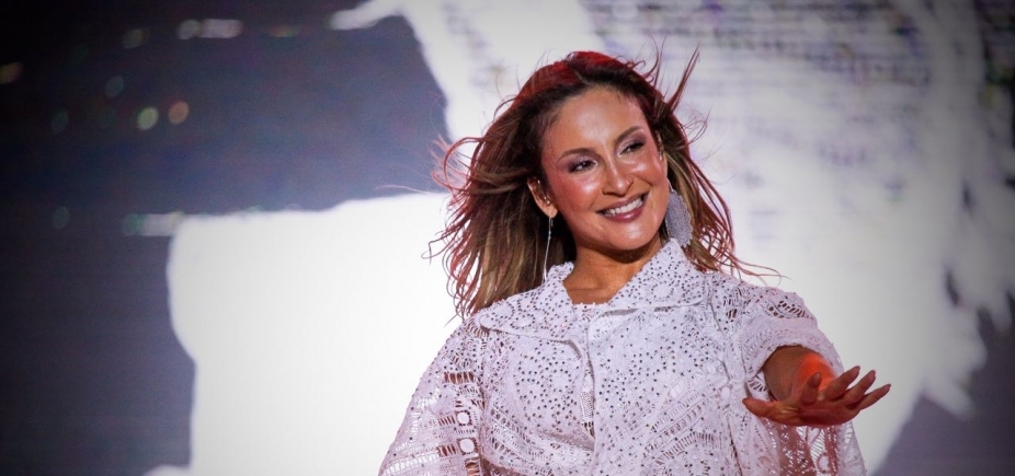 Gravado em 2016, Cláudia Leitte anuncia que clipe com rapper PitBull será lançado em breve