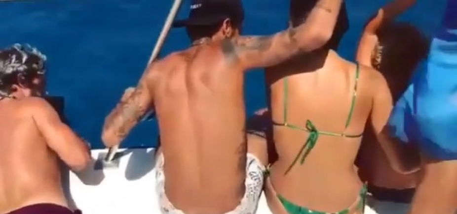  Marquezine e Neymar curtem passeio de lancha em clima de romance; vídeo