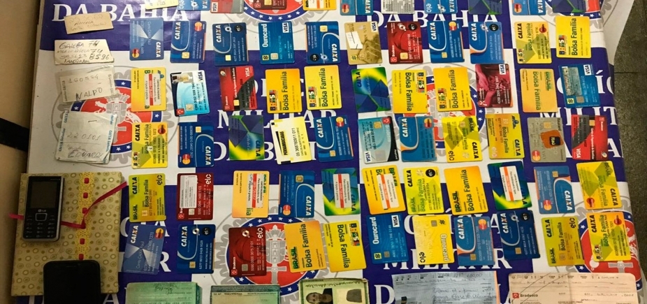 Homem é preso com 65 cartões de banco e do Bolsa Família 