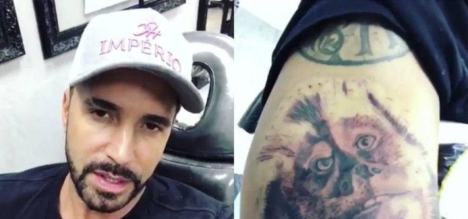 Latino tatua macaco de estimação no braço; veja