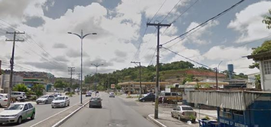 Carro colide com poste e via é interditada na Avenida Barros Reis