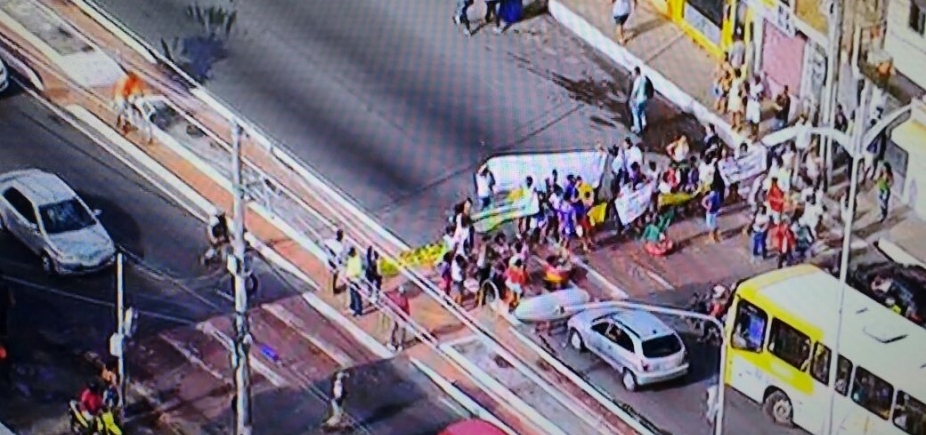 Protesto e colisão entre ônibus congestiona trânsito nesta terça em Salvador 