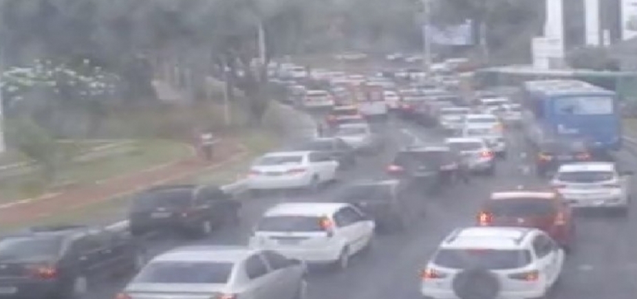 Acidente gera longo congestionamento na Avenida Garibaldi