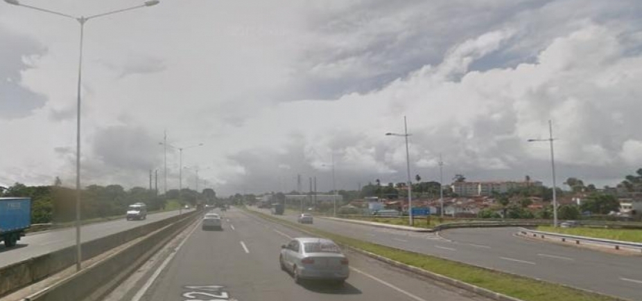 Manifestantes interditam trecho da BR-324