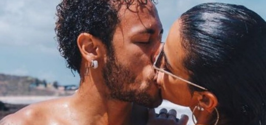 Neymar posta foto de beijo em Bruna Marquezine em Noronha